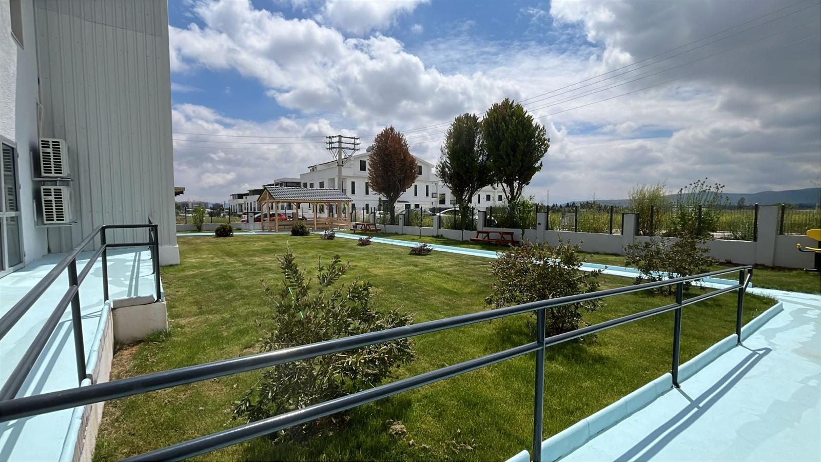 Bahçe yürüyüş yolu ve peyzaj alanı