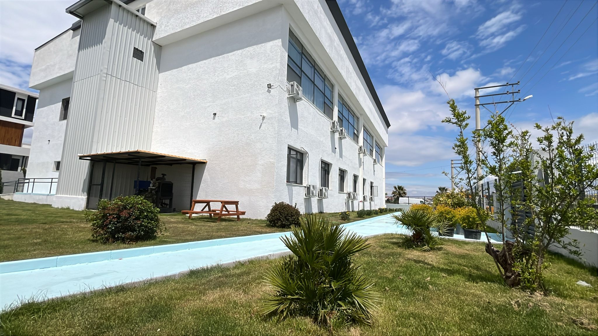 Bahçe cephesinden kurum binası